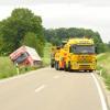 Ein Sattelschlepper landete am Dienstagvormittag an der Staatsstraße 2035 auf halber Strecke zwischen Affing und Katzenthal im Graben. Die Staatsstraße wurde während der Bergungsarbeiten zwischen Affing und Weichenberg komplett gesperrt.