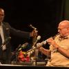 Unter dem prüfenden Blick von Greg Osby (links) schickte Dave Liebman manch heißen Hauch in die warme Sommernacht im Botanischen Garten. 