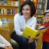 Regina Rabuser hat vor zehn Jahren die Reihe „RainLesen“ gestartet. Mit Begeisterung liest sie Kindern vor und hat immer wieder ein begeistertes Publikum wie hier (von links) Matteo, Elisa und Jonas.