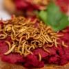 Buffalowürmer als Topping auf einem Brot mit Rote-Beete-Hummus. In der EU dürfen mehrere Insektenarten als Nahrungsmittel verkauft werden. 