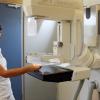 Zur Brustkrebs-Vorsorgeuntersuchung ist sogar ein Mammobild imn Schwaben im Einsatz. Die medizinisch-technische Assistentin Monika Schönmetzler zeigt, wie das Mammografiegerät funktioniert. 
