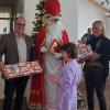 Bei der VdK-Nikolausfeier konnten sich Kinder mit Handicap über den Besuch des Nikolaus freuen. Bernhard Peterke (links) hilft gerne bei der Übergabe der Geschenke. 