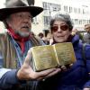 Der Kölner Künstler verlegte dieses Jahr zum dritten Mal mehrere Stolpersteine in Augsburg – und sorgte damit im Oktober für Diskussionen.