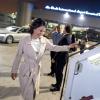 Bundesaußenministerin Annalena Baerbock steigt am Flughafen von Abu Dhabi in die Regierungsmaschine.