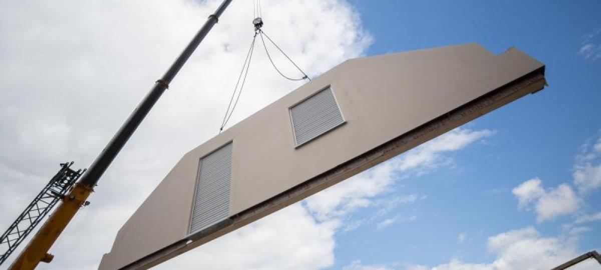 Arbeitsunfall: 42-Jähriger wird von 2,3 Tonnen schwerer Wand begraben