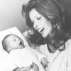 Ein Bild aus dem Juni 1972: Senta Berger mit ihrem erst wenige Tage alten erstgeborenen Sohn Simon Vincent.