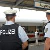 Ein Jugendlicher fällt am Samstag in einem ICE einem Zugbegleiter auf, weil er offenbar eine Waffe bei sich trägt. Die Polizei rückt am Hauptbahnhof in Augsburg mit mehreren Streifen an. 