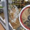 In einem Geschäft in Dornstadt wurde eine Scheibe eingeworfen und eine übel riechende Flüssigkeit ausgeschüttet. 