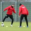 Daniel Baier (links) trainiert wieder mit der Bundesligamannschaft des FC Augsburg. Ob er am Freitag gegen den FSV Mainz auflaufen kann, ist indes noch nicht sicher.