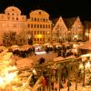 Der Lichterzauber vor historischer Kulisse zog zahlreiche Besucher in ihren Bann. Während draußen der Schnee die Buden zuckerte, konnte drinnen eingekauft werden.