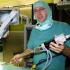 Professor Dr. Andreas Manseck mit dem neuen OP-Roboter des Klinikums Ingolstadt.