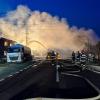 Feuerwehrleute bei Löscharbeiten nach einer Explosion an einer Tankstelle für Flüssiggas (LPG).