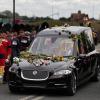 Blumen bedecken den Leichenwagen mit dem Sarg von Königin Elizabeth II. bei seiner Ankunft vor Schloss Windsor.
