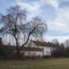 Die Wohnanlage an der Luibachstraße in Erpfting von Westen aus fotografiert. Zu erkennen sind die bestehenden drei Gebäude und die Garagen, die abgebrochen werden sollen, damit zwei neue Wohngebäude errichtet werden können. 	