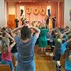 Die Schüler der Leopold-Mozart-Grundschule in Leitershofen vollziehen eifrig die passenden Bewegungen zum Lied „Mein Hut, der hat 3 Ecken“.  	