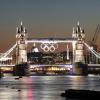 Die olympischen Ringe an der Tower Bridge in London. 
