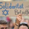 Auf einer Demonstration in Halle wird nach dem rechtsextremen Anschlag Solidarität gezeigt.