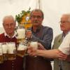 Fischachs Bürgermeister Peter Ziegelmeier (Mitte) eröffnete mit dem Bieranstich das Fischacher Volksfest an der Buschelbergstraße. 	