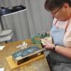 Feinarbeit ist bei Melita Schluttenhofer gefragt. Sie kümmert sich im Armeemuseum um die Reparatur historischer Bücher. 