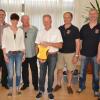 Vereinsring-Sprecher Josef Ölberger (Mitte) präsentiert den leuchtend gelben Defibrillator mit Vertretern der Wullenstetter Vereine. 