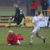 Torwart Maximilian Knobling kommt zu spät und auch Julius Ostarhild kann dem Ball nur noch hinterherschauen. Torschütze Alexander Schröter (im Sprung) kann erst Sekundenbruchteile später jubeln. 	