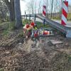 Unbekannte haben an der Staatsstraße 2035 bei Gundelsdorf den Baum gefällt, gegen den zuletzt ein 24 Jahre alter Autofahrer geprallt war.