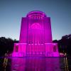 Das Planetarium wird im Rahmen einer bundesweiten Aktion zum Welt-Mädchentag mit pinkfarbenen Licht angestrahlt.