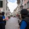 Polizisten sperren in Schaffhausen die Innenstadt ab. Ein Mann mit Kettensäge hatte mehrere Menschen verletzt.