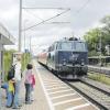 Die Staudenbahn bei der Einfahrt in den Bahnhof Diedorf.  