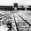 Blick auf schneebedeckte Gleise, die zu den Gaskammern des Konzentrationslagers Auschwitz führten (undatiertes Archivfoto). Foto: Günter Schindler dpa
