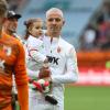 Phillip Tietz will mit Töchterchen Mavie Lou einen Sieg über seinen Ex-Klub SV Darmstadt 98 feiern.