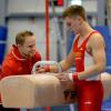 Ein entspannter Wettkampf: Trainer Rolandas Zaksauskas (links) und Linus Mikschl vor dessen Übung am Pauschenpferd. 	