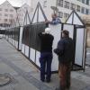 Auf dem Marktplatz wird die Budenstadt aufgebaut. 
