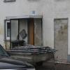 Im Illertisser Ortsteil Gannertshofen haben Spezialkräfte der Polizei dieses Haus gestürmt. Offenbar gingen Türe und Fensterscheiben dabei zu Bruch.