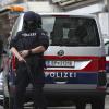 Polizisten sind im Bereich des Tatorts der Terror-Attacke in Wien im Einsatz. 