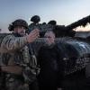 Letzte Anweisungen bei einer Nachtschießübung vor einem T-72 Panzer: Die Soldaten der Ukraine müssen sich verteidigen können.