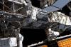 Dieses von der Weltraumbehörde Nasa zur Verfügung gestellte Foto zeigt Loral O'Hara (Mitte) und Jasmin Moghbeli (unten rechts) bei Arbeiten an der Internationalen Raumstation. 