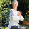 Yvonne Nertinger zeigt im Kurpark Yoga-Übungen für alle MZ-Leserinnen und Leser.  