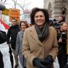 Energie- und Wirtschaftsministerin Ilse Aigner kam zu den Demonstranten, die vor dem bayerischen Wirtschaftsministerium gegen den Bau einer neuen Stromtrasse demonstriert haben. 