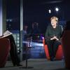 Bundeskanzlerin Angela Merkel spricht in der ARD-Sendung «Farbe bekennen» mit den ARD-Journalisten Tina Hassel (l) und Rainald Becker über die Corona-Situation.