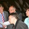 Blick ins Jahr 2007: Der damalige Staatsminister Dr. Thomas Goppel, links, lässt sich von Manfred Krautkrämer in den Bauplan der Ziemetshausener Taferne einweisen. Ein weiterer interessierte Zuhörer ist der Bundestagsabgeordneter Dr. Georg Nüßlein (rechts).
