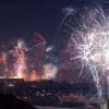 Feuerwerksraketen explodieren in der Silvesternacht über der bayerischen Hauptstadt.