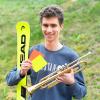 Felix Scherer mit seinem „Arbeitsgerät“: Der 18-jährige Burtenbacher ist Skilehrer, Schiedsrichter und spielt Trompete im Musikverein. 