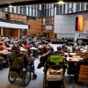 Mitglieder des Berliner Behindertenparlaments in Rollstühlen sitzen im Abgeordnetenhaus Berlin.