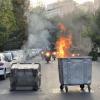 Sicherheitskräfte auf Motorrädern nähern sich einer von Demonstranten angezündeten Mülltonne. Die iranische Regierung wurde von der Intensität der Proteste offensichtlich überrascht.