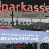 Unterstützt die Krumbacher Etappe der Aktion „Wir laufen für München 2018“: Sparkassen-Chef Walter Pache (links), der hier zusammen mit dem BLSV-Kreisvorsitzenden Fritz Birkner das offizielle Werbeplakat hält. 