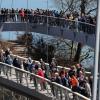 Mit einem Eröffnungsrundgang der Ehrengäste wird der Skywalk über den Kreidefelsen der Ostseeinsel Rügen freigegeben.