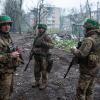 Die Lage um die seit Monaten schwer umkämpfte ostukrainische Stadt Bachmut spitzt sich weiter zu. Hier zu sehen: ukrainische Soldaten.