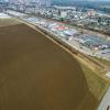 Hier im Dillinger Westen plante der Holzgroßhändler Scheiffele-Schmiederer eine große Lager- und Verladehalle. Nach Informationen unserer Zeitung hat das Unternehmen die Pläne aber auf Eis gelegt. Als neuer Standort ist das Gewerbegebiet in Gundremmingen im Gespräch.