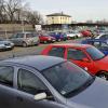 Eine Frau wurde am Parkplatz vom Kauferinger Bahnhof überfallen. Archivbild